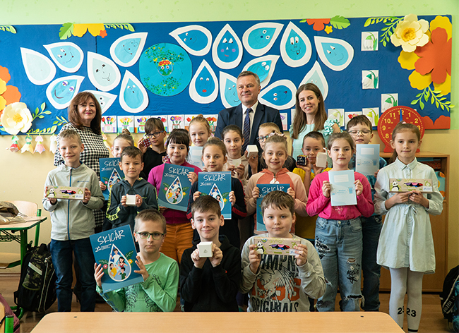 Odovzdávanie cien víťazom s doprovodom refrénu „Tá pravá vodovodná“