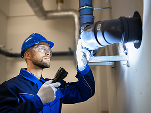 Našim zamestnancom ponúkame istotu stabilnej spoločnosti, ktorá tu bude aj o desiatky rokov