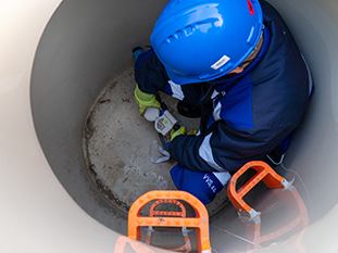 Absolventi v realite